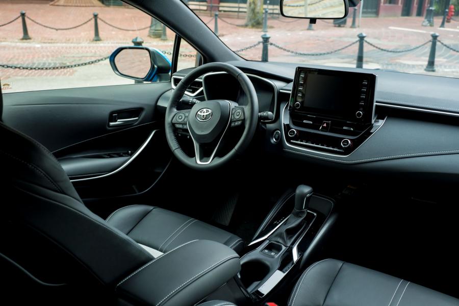 Интерьер Toyota Corolla XSE Hatchback 2018 года  (NA) (фото 31 из 88)